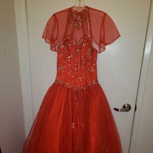 Quinceanera dress Red can become strapless corsets back